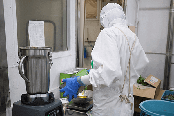 仁愛食品の業務風景2